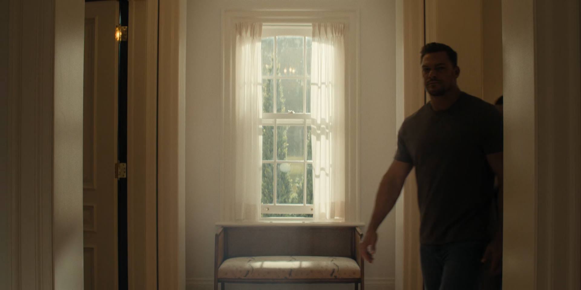 Screens/Reacher.S03E01.1080p.x265-ELiTE.Screen0004.png