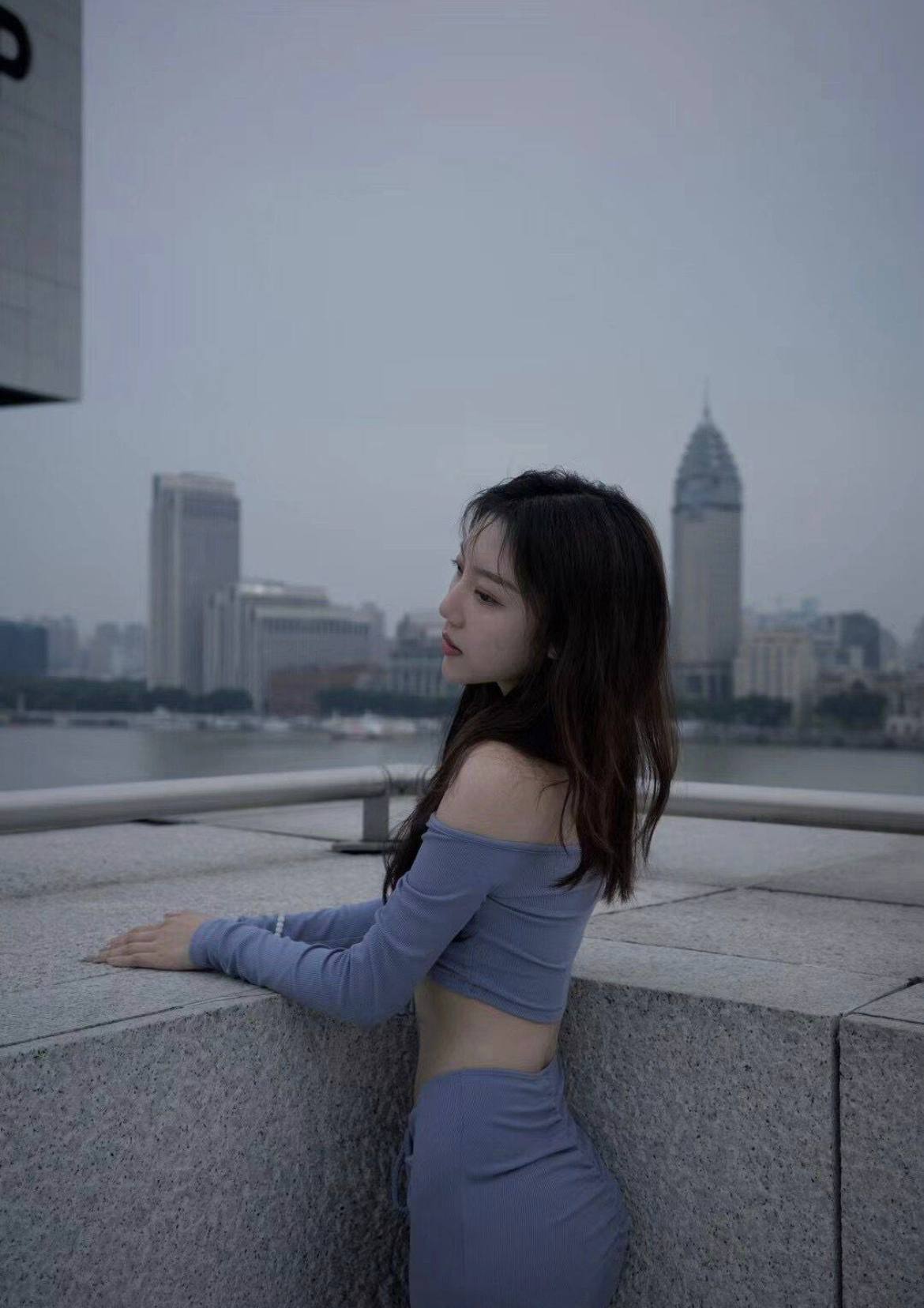 【mtcang.com】B 看起来很清纯的妹子，跪地口交，当大JJ吞入，连连求饶，极致反差，不雅视频流出 苗条匀称泄密_图片1.jpg
