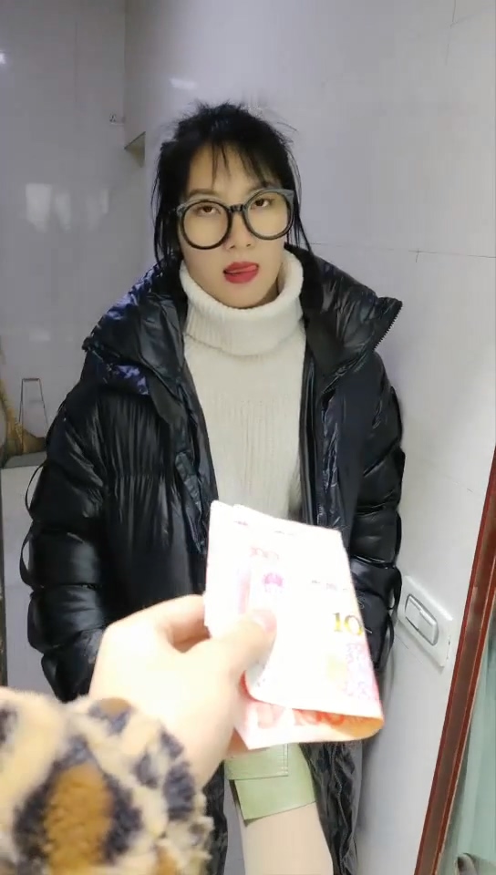 面具男誘使長腿苗條眼鏡妹援交廁所絲襪足交賣力啪啪／苗條辣媽臥室邊照看小孩邊揉乳露穴自慰 (2).jpg